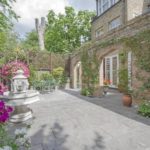 The-mews-house-comes-complete-with-an-unusually-large-garden1-1