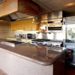 The-queen-of-weight-loss-is-used-to-a-rather-large-kitchen-1