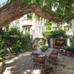 There-is-a-courtyard-garden-to-the-rear-1