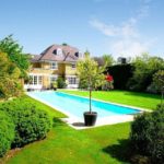 There-is-a-swimming-pool-in-the-rear-garden