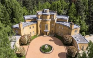 A Poirot Curve – Curve shaped neo-Georgian house that wouldn’t look out of place in an Agatha Christie Poirot novel on the St. George’s Hill estate in Surrey for sale for an extraordinary sum. Hamstone House, South Ridge, St. Georges Hill, Weybridge KT13 0NF, United Kingdom is offered for £16 million ($18.4 million, €17.2million or درهم67.6 million) by agents Beauchamp Estates.