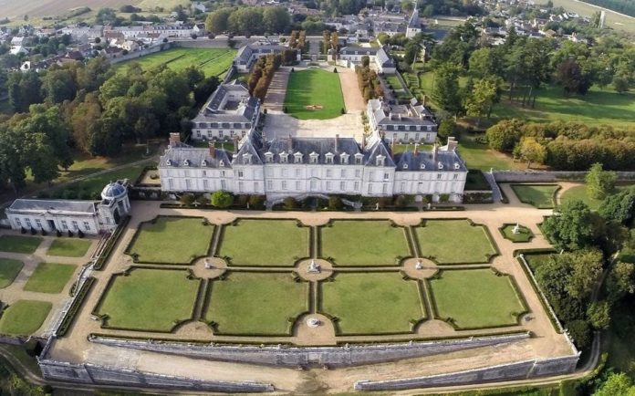 A Cut Cost Château – £27.6m for Château de Menars, 15 Le Château, Loire Valley, Blois, 4100 Menars, France through Sotheby’s International Realty – Vast French château in the Loire Valley for sale for ‘just’ £27.6 million in spite of having had £80.1 million spent already on its renovation; it was most famously owned by Jeanne Antoinette Poisson, Madame de Pompadour (1721 – 1764).