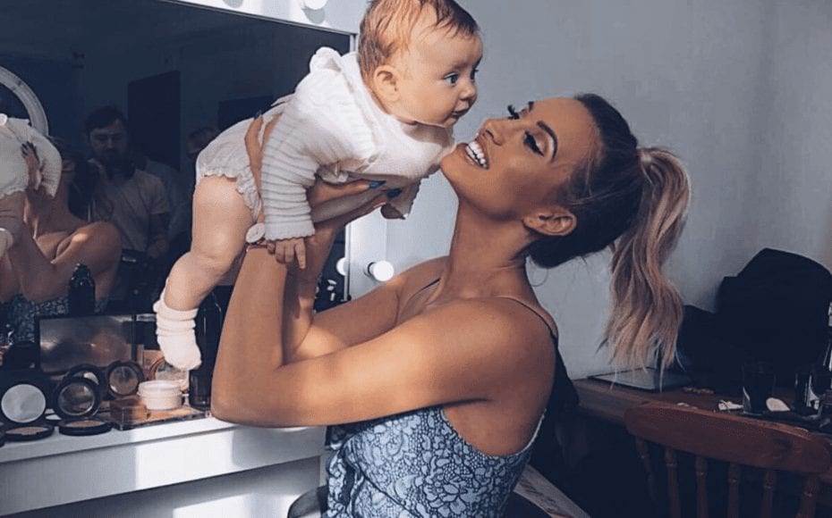 Soiled Sundays – Ferne McCann reduced to selling used knickers – Sunday evening acid-throwing Arthur Collins’ ex-partner Ferne McCann attempts to flog used underwear online whilst posing with their brat, Sunday.