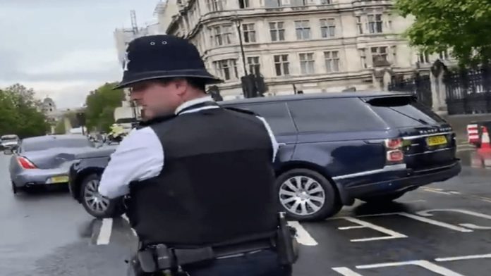 Boris Bashed! Boris Johnson’s limo gets rear ended – Steve ‘Stop Brexit’ Bray captures Prime Minister Boris Johnson’s Jaguar limousine getting rear-ended by his own security Range Rover in Parliament Square on Wednesday 17th June 2020.