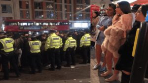 Tempestuous Teenage Swarm Savages SW3 – Harrods raid by mob – Mob of tempestuous teenagers descend on Brompton Road, SW3 and end up in a maskless face-off with 200 police officers.