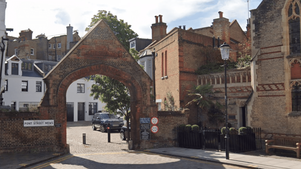 Donna Air - An Airhead's Tardis - Hastings House Walton Street Knightsbridge London SW3 1SA FI